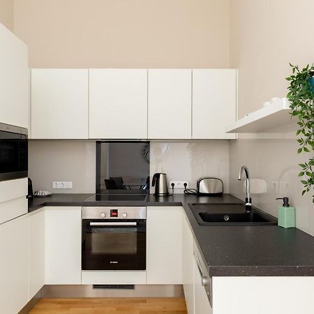 Lovely 2-Bedroom Apartment At The Vaci Street Budapest Eksteriør bilde