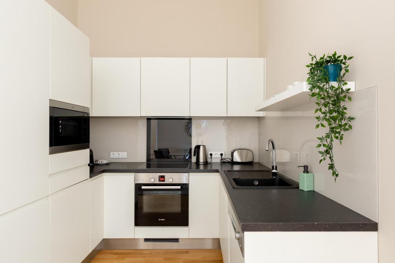 Lovely 2-Bedroom Apartment At The Vaci Street Budapest Eksteriør bilde