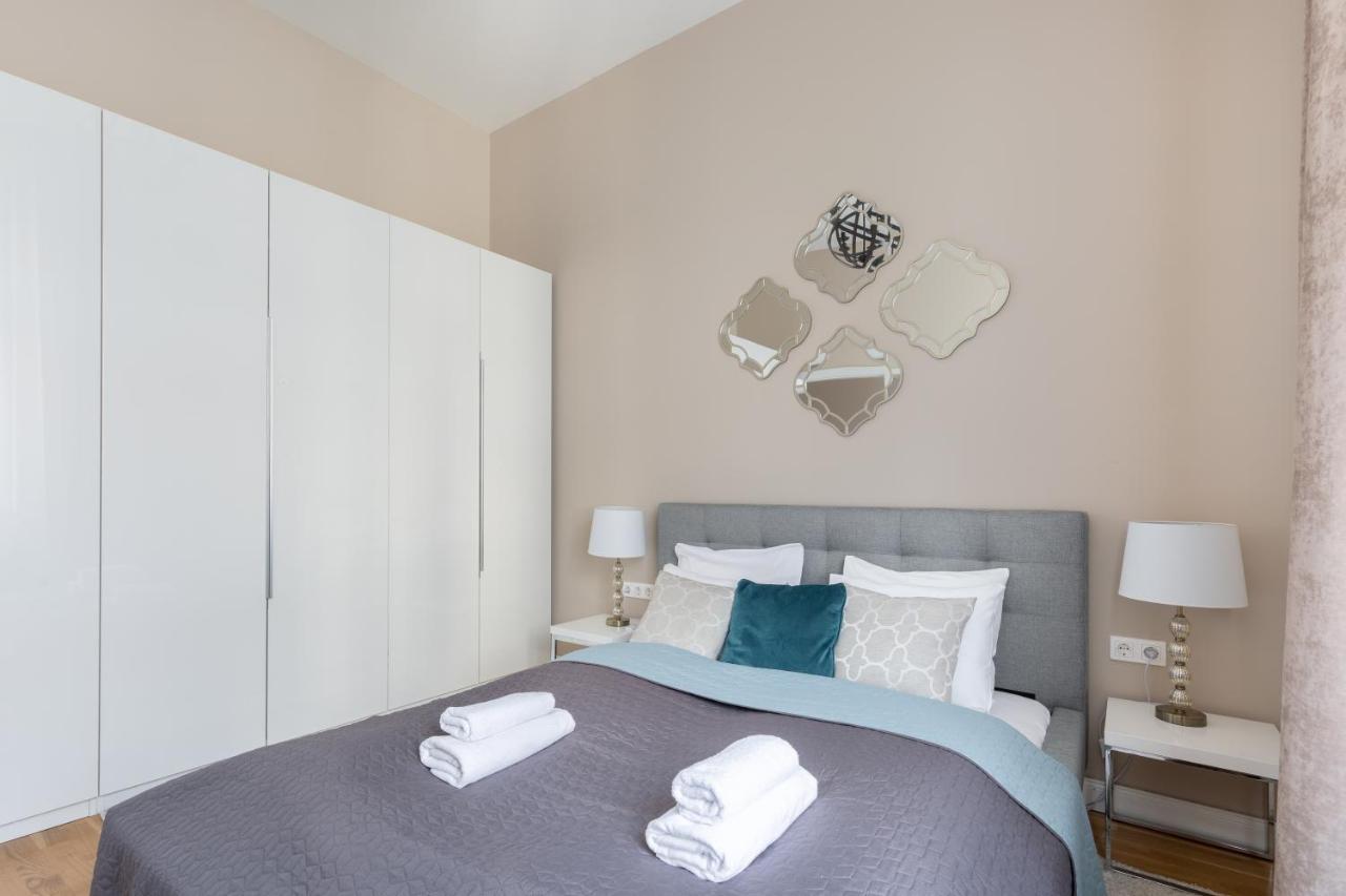 Lovely 2-Bedroom Apartment At The Vaci Street Budapest Eksteriør bilde