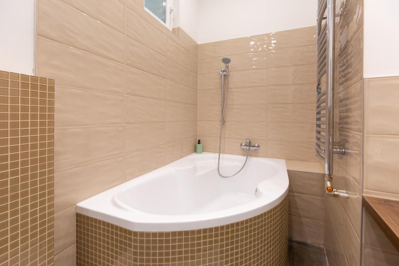 Lovely 2-Bedroom Apartment At The Vaci Street Budapest Eksteriør bilde