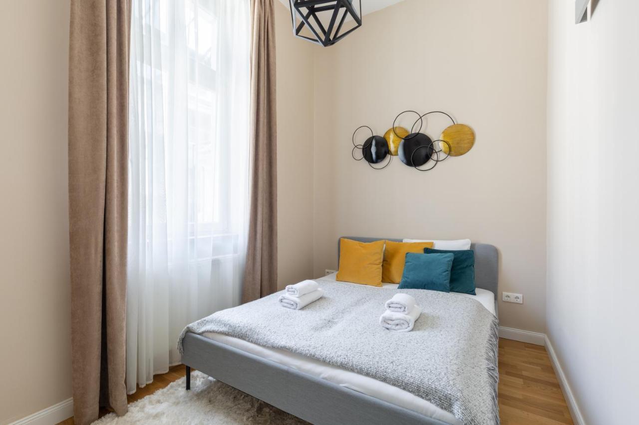 Lovely 2-Bedroom Apartment At The Vaci Street Budapest Eksteriør bilde